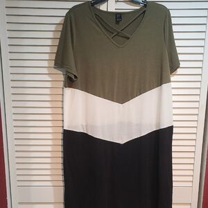 Stylish colorblock dress with a chic criss cross V Neckline PTP 23
